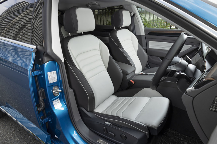 「エレガンス」の内装色は「チタニウムブラック」と「ミストラルグレー／レイブングレー」のツートン（写真）から選択可能。オプションで「フローレンスブラウン内装」も用意される。