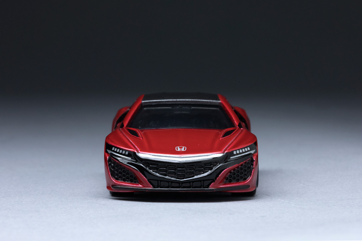初代「NSX」が量産車初の総アルミボディーで注目を集めたのに対し、新しいNSXにはアルミや超高張力鋼板、カーボンファイバー、耐熱プラスチックなど、さまざまな素材が適所に用いられている。（写真＝郡大二郎）