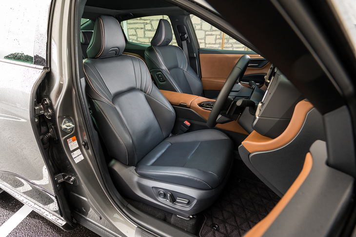 既存の「クラウン」ユーザーを驚かせたのがクロスオーバースタイルならではの優れた乗降性だった。着座位置が高く、前方視界にも優れている。