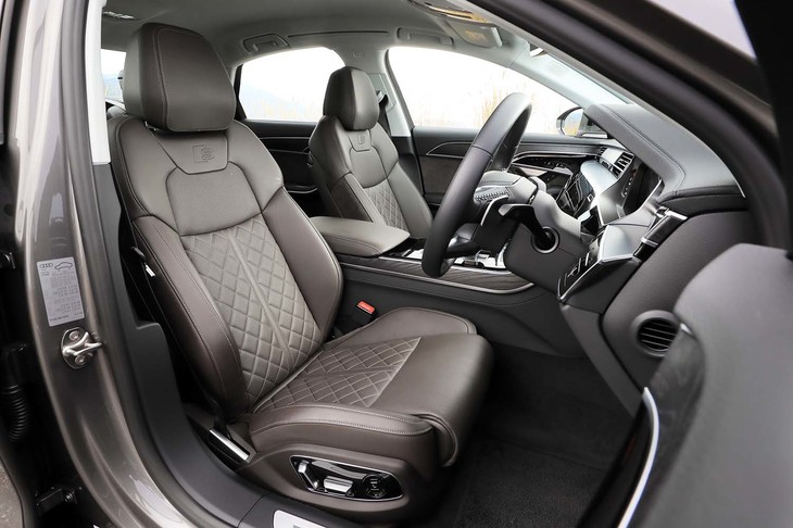 上質なレザーで仕立てられた「コンフォートスポーツシート」。前席（写真）にはマッサージ機能も備わっている。