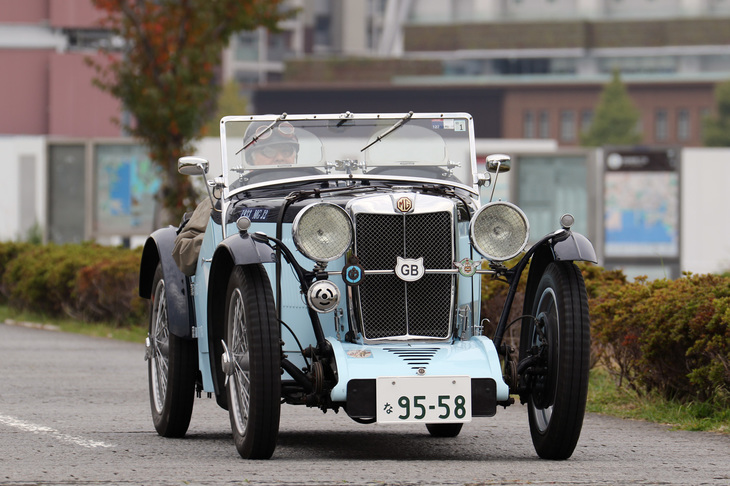 会場への誘導路を進む1933年「MG J2」。847ccの直4 OHVクロスフローエンジンを積んだ、ライトウェイトスポーツの原点ともいえるモデル。