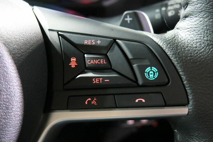 三菱デリカミニTプレミアム（ステアリングスイッチ）