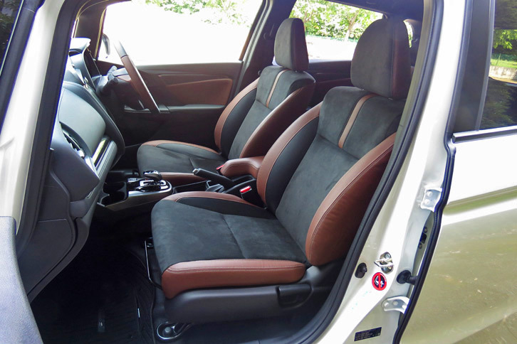 「15XL Honda SENSING」と「ハイブリッドL Honda SENSING」には、ブラックとブラウンのコンビシートなどからなる「プレミアムブラウン・インテリア」がオプションで用意される。