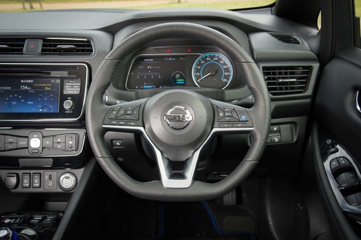 フラットボトムタイプのステアリングホイールを採用する。向かって左側にはオーディオなどの操作スイッチが、右側には運転支援技術「プロパイロット」の操作スイッチが備わる。