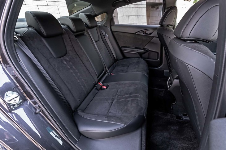 リアシートの座面下に、ハイブリッドシステムの要ともいえるインテリジェントパワーユニット（IPU）を搭載。シートバックは6：4の分割可倒式で、トランクスルー機構を備えている。