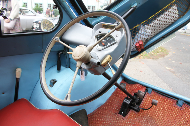 運転席。計器類は100km/hフルスケールのスピードメーターとオドメーターのみ。左端にシフトレバーが見えるが、オートバイのようなシーケンシャル式で、ギアポジションを示すインジケーターが速度計の上に付いている。