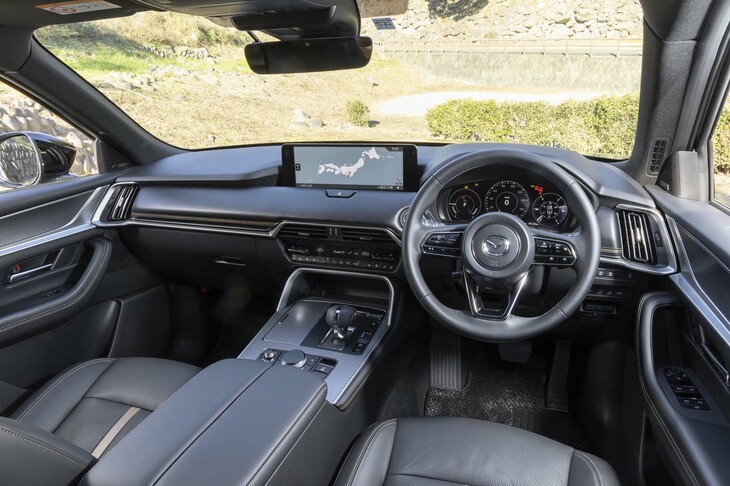 インテリアはブラックのソフトパッドが主体で、イエローのステッチがアクセント。プレミアムブランドにもヒケをとらない仕上がりだ。