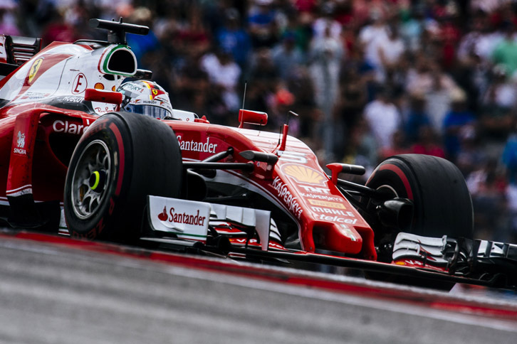 フェラーリにとっては今季の不調を象徴するかのようなアメリカGPだった。予選ではメルセデス、レッドブルに次ぐ3列目の「指定席」につき、キミ・ライコネン5位、セバスチャン・ベッテル（写真）6位。レースでは、4位だったライコネンのタイヤ交換に際して、ナットが締まり切らないままチームがゴーサインを出してしまい、赤いマシンはピットレーンの途中でストップ、不本意なリタイアに。ベッテルは4位でゴールしたものの、チームからの無線を自嘲気味に笑い飛ばすなどギクシャクした雰囲気が感じられた。（Photo=Ferrari）