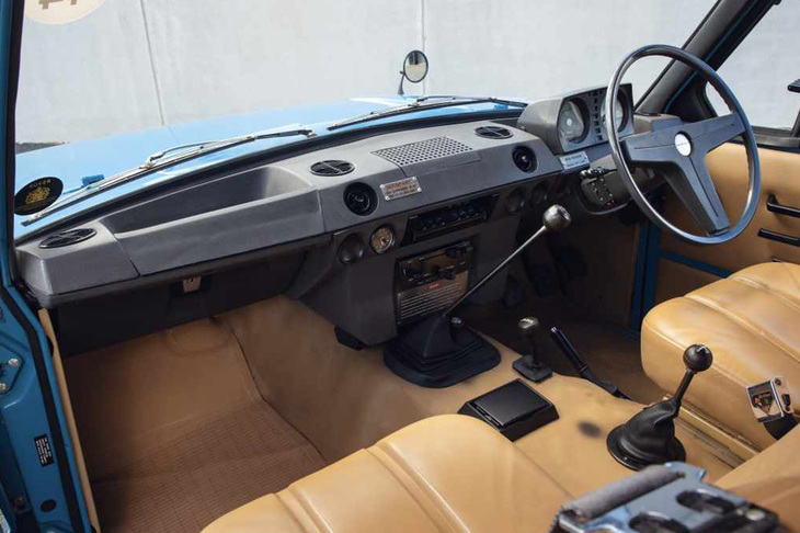 極めてシンプルな初代「レンジローバー」のインテリア。汚れても水洗いできるように、シートやカーペットはビニール製だった。