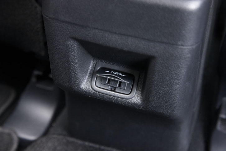 センターコンソールの後端には、後席用の100V AC電源が用意される。荷室の電源と同様に、最高出力は1500W。