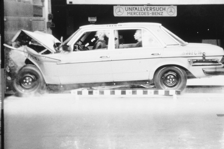 安全性も徹底的に追求。衝撃吸収ボディーの採用によって衝突安全性を高めたほか、モデルライフの途中からは、当時最新の安全装備だったABSやエアバッグも用意された。