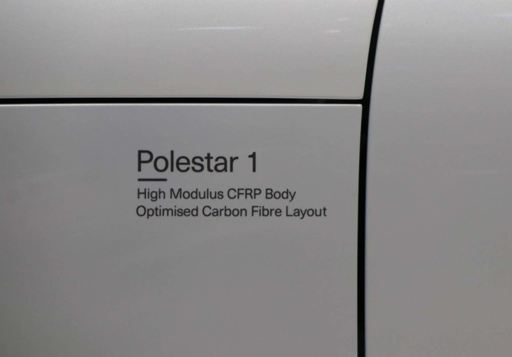 「ポールスター1」のフロントフェンダーに貼られた文字ステッカー。担当者によれば、このステッカーは耐候性に十分優れているという。