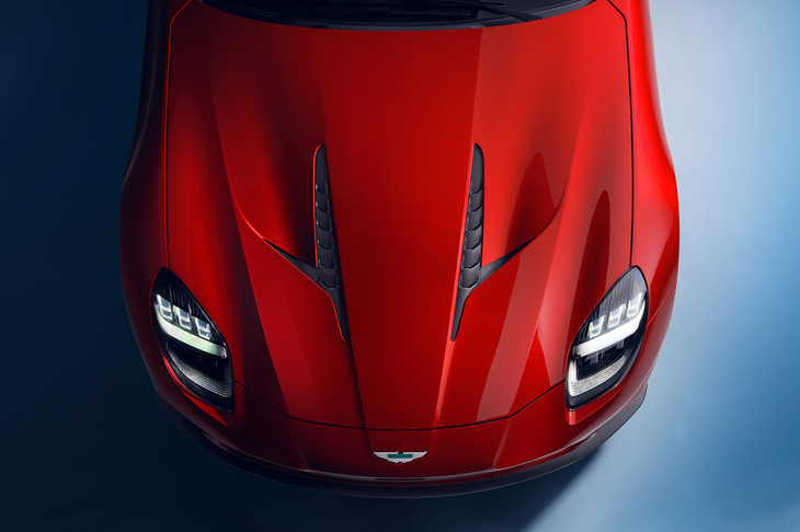 真上から見たボンネットの様子。横や斜めから見ても、パネルの隆起もあって