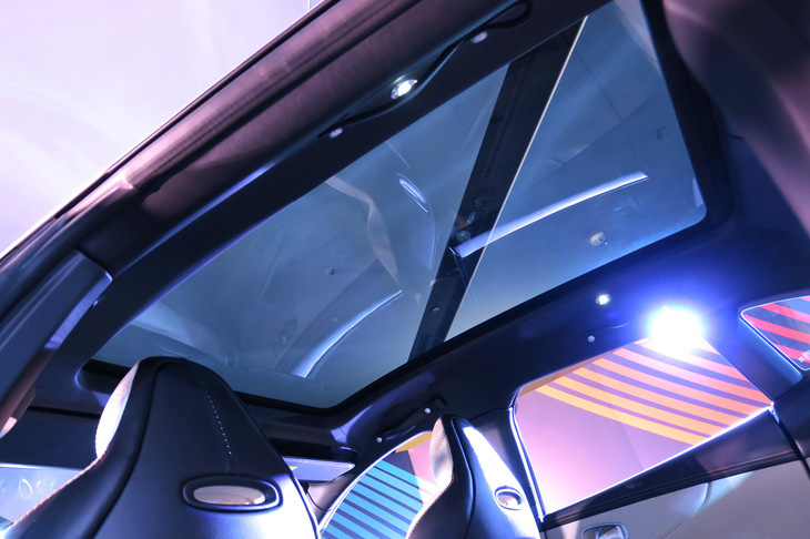 アストンマーティンDBX（ガラスルーフ）