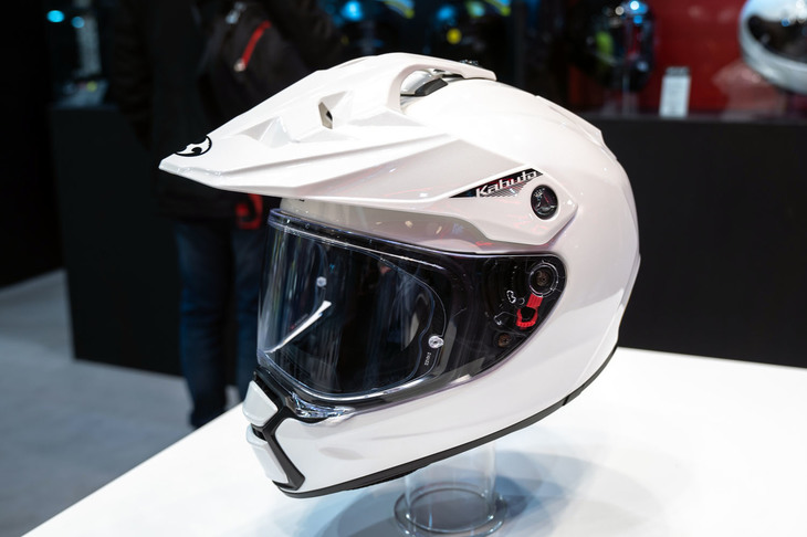 日本のヘルメットブランド、KABUTO（カブト）が初のオフロード型ヘルメット「GEOSYS（ジオシス）」を発表した。開閉式シールドを持つアドベンチャースタイルの製品で、高速走行時にヘルメットを安定させるため、バイザーの形状やスリットの位置を徹底的に研究。また欧州市場向けに、衝撃を受けた際に内装をスライドさせて衝撃を吸収し、脳へのダメージを軽減させる内装システムMips（ミップス）を採用している。プレゼンテーションではMipsシステムを手がけるスウェーデンのMIPS社の代表が、その優位性と安全性をアピールした。