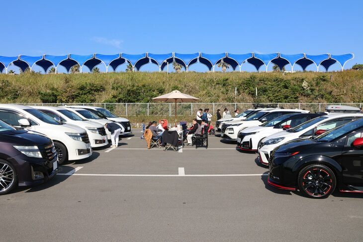 気の合う仲間たちとテーブルを囲み、愛車談議に花を咲かせるなんて楽しみ方もあり。今回は初の試みとして、仲間やクラブ単位で駐車が可能な有料エリア「チームパーキングエリア」が設けられたが、かなり好評だったようだ。