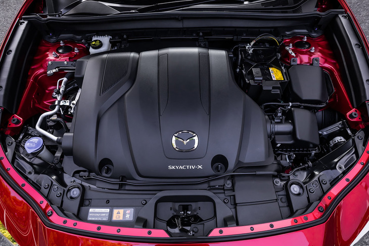 「スカイアクティブX」と呼ばれる、マイルドハイブリッド機構を備えたパワーユニット。SPCCI（火花点火制御圧縮着火）技術を採用した最高出力180PS／最大トルク224N・mの2リッター直4エンジンに、最高出力6.5PS／最大トルク61N・mのモーターが組み合わされている。