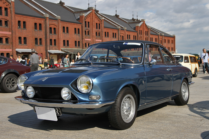 「シムカ1200Sクーペ」。これもベルトーネ時代のジウジアーロ作のボディーをまとった、フランス製小型クーペ。フロントにラジエーターを持つが、直4 OHVクロスフローの1.2リッターエンジンをリアに積むRRレイアウトを採る。デビューは1967年だが、この個体は1971年製の最終型。