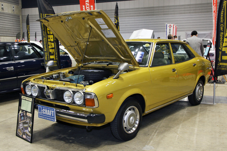 1977年「スバル・レオーネ1600スーパーカスタム」。初代レオーネセダンの後期型の上級グレード。一時期までスバル小型車の特徴だったサッシュレスドアを最初に採用したのが、この初代レオーネだった。