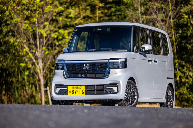 2023年10月6日に発売された3代目となる新型「N-BOX」。軽スーパーハイトワゴン市場で30％以上のシェアを占める人気モデルであり、2015年度～2022年度と8年連続で軽自動車ナンバーワンの販売実績を誇っている。