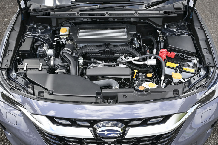 「レヴォーグ レイバック」には、最高出力177PS、最大トルク300N・mの1.8リッター水平対向4気筒ターボエンジンとチェーン式CVT「リニアトロニック」、スバル独自の4WD機構「シンメトリカルAWD」を組み合わせて搭載。これ以外のパワートレインは設定されていない。