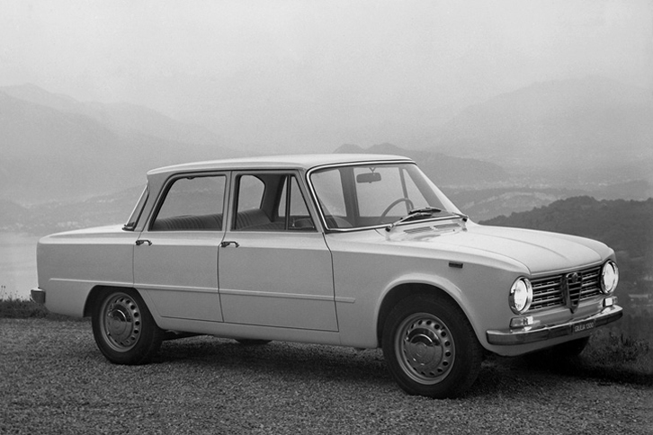 1964年に追加された「ジュリア1300」。シングルヘッドライトなどで簡素化したジュリアTIのボディーに、最高出力78psのジュリエッタ用1.3リッターエンジンと4段MTを積んだ廉価版。