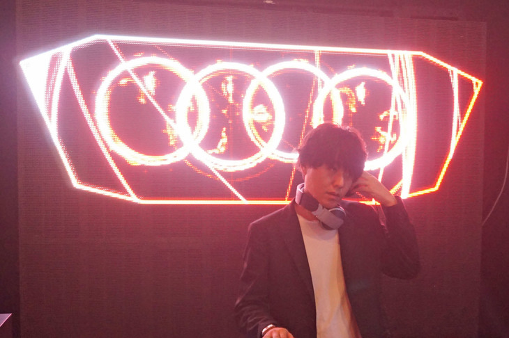 会場をサウンドで盛り上げるDJ。こちらの方のバックにもシングルフレーム型のディスプレイが。