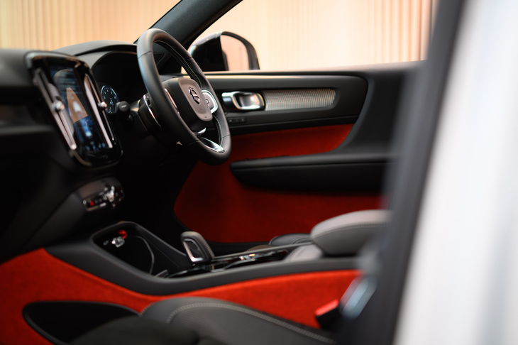 「スカンジナビアデザインには、天然素材を使用したやさしいイメージだけではなく、ポップカルチャーに通じるカラフルな一面もある」とロビン・ペイジ氏は語った。写真はその具体例として紹介された「XC40」のインテリア。