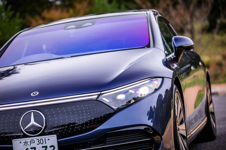 Aピラーとフロントウィンドウとの境目に特殊な形状のゴム製トリムを取り付けるなどして走行中のノイズを大幅に低減。フロントのブラックパネルは、メルセデスEQファミリーを象徴する意匠として今後も展開されるという。