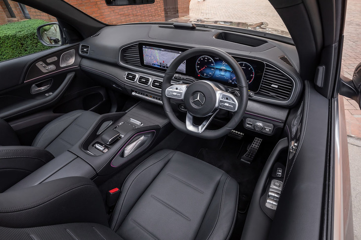 ワイド感が強調された、水平基調のインストゥルメントパネルデザイン。SUVらしく、センターコンソールにはグラブハンドルが備わっている。