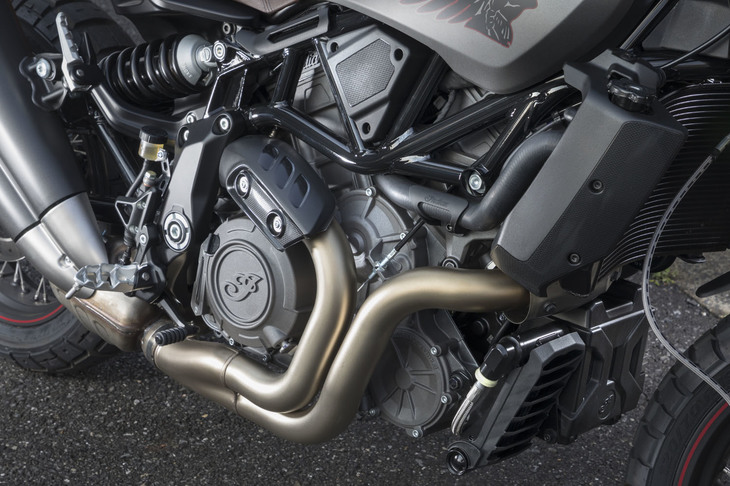 エンジンは排気量1203ccの水冷V型2気筒DOHC 4バルブ（1気筒あたり）。リッターあたり約100HPというハイパワーに加え、刺激的なサウンドも魅力だ。