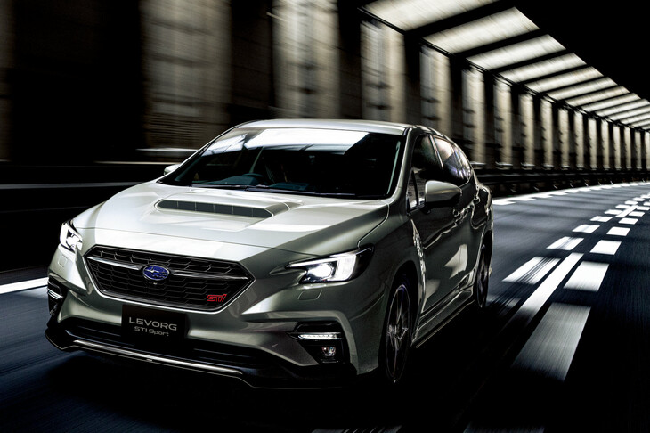 スポーツワゴンの「レヴォーグ」。ご覧のとおり、エッジをバキバキに立てて、ソリッドなイメージに仕立てられている。