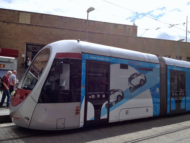 近年「CAR2GO」は、イタリア各都市でサービス開始にあわせて大規模なキャンペーンを展開してきた。これは2016年8月フィレンツェ市電に施されたラッピング広告。