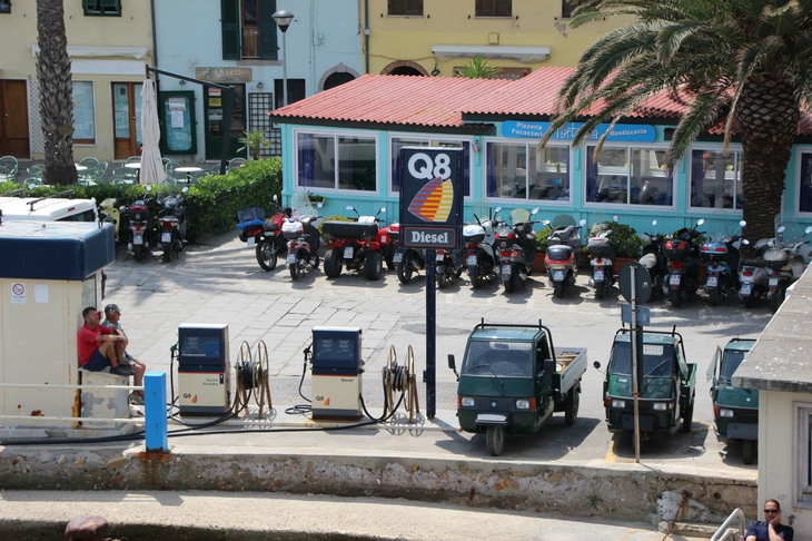 フェリー上から。早速数台の「アペ」が港で迎えてくれた。