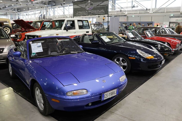 後述するレジェンド・カーズの出品から。リトラクタブルヘッドランプが人気の「マツダMX-5 1.8i」（1994年）は、走行8万kmで1万8500ユーロ（約304万円）。