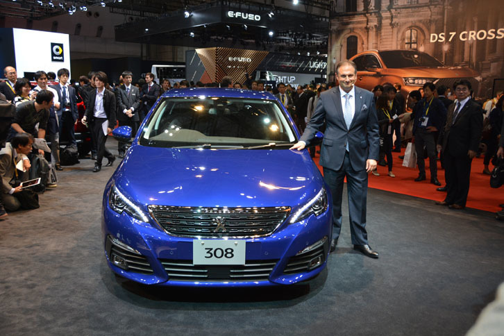 プジョー・シトロエン・ジャポンのクリストフ・プレヴォ社長と新しい「プジョー308」。