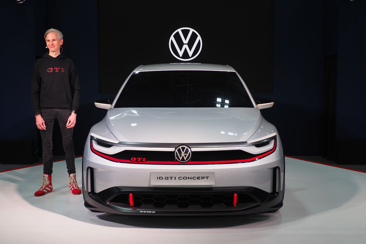 プレスカンファレンスで日本初上陸となる「ID. GTIコンセプト」を紹介したフォルクスワーゲン ジャパンのブランドディレクター マーティン・ザーゲ氏。