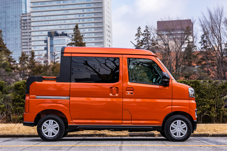 特徴的な「デッキバン」のサイドビュー。この荷室、いったい何に使うのかなぁと思っていたら、電器屋さんが冷蔵庫や洗濯機を配達するためなのだという。