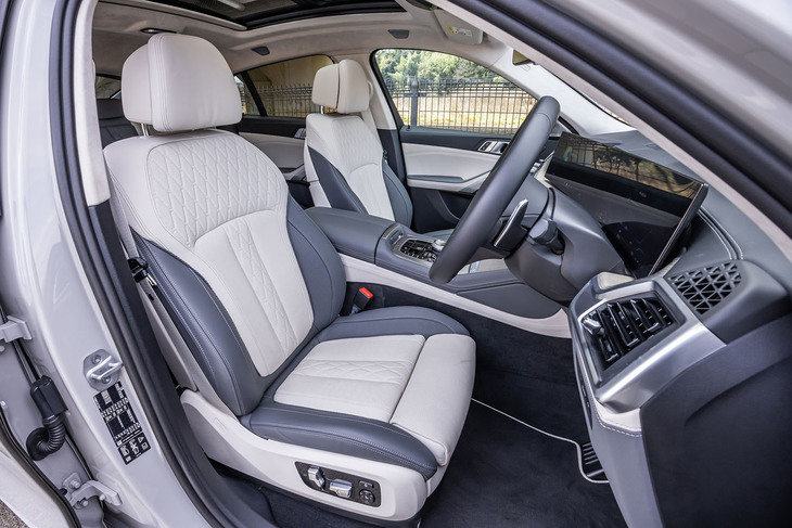 アイボリーホワイトとアトラスグレーのコンビネーションカラーでコーディネートされた写真のシートは、オプションの「BMWインディビジュアル フルレザーメリノパッケージ」によるもの。