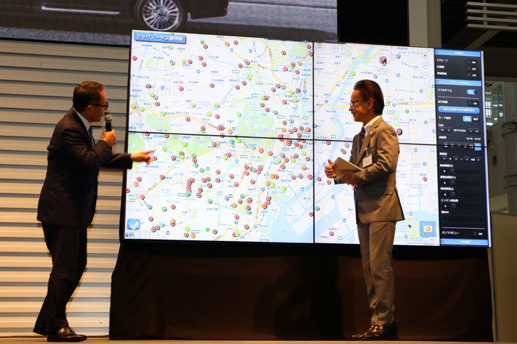 今回のイベントでは、タクシーの走行画像データや車両データ、AI（人工知能）を利用した、新しいサービスの開発に向けた取り組みについても紹介された。写真は、タクシーのビッグデータ情報について説明するトヨタの友山茂樹専務と、豊田章男社長。