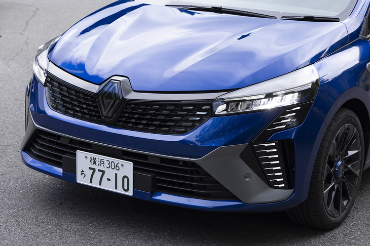 ドットパターンのグリルとヘッドランプから下に伸びるフィニッシャーが個性を主張するフロントマスク。左右を横断するマットシェルグレーのブレードはモータースポーツに着想を得たという。