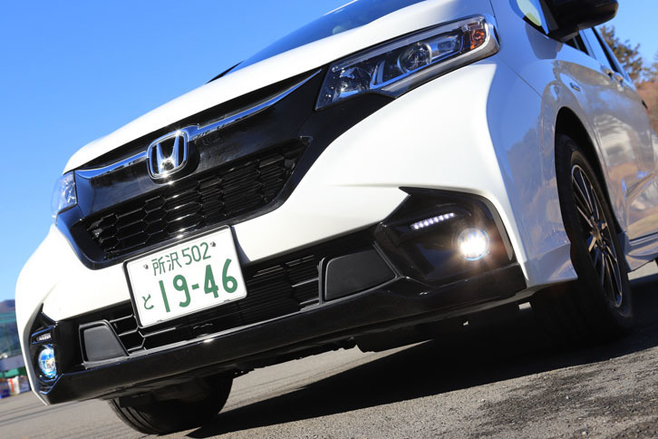 専用デザインのグリルやバンパー、LEDフォグライトが、フロントマスクを飾る。