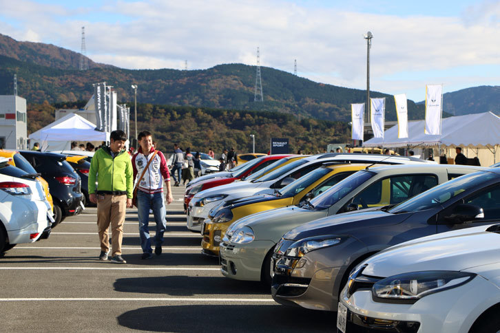 当日は風もなく穏やかな一日となり、会場に集まった個性豊かなルノー車を、ゆっくりと見て回ることができた。