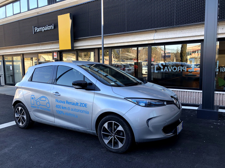 ルノー販売店の一角にある充電ブースにいた「ルノーZ.O.E」。