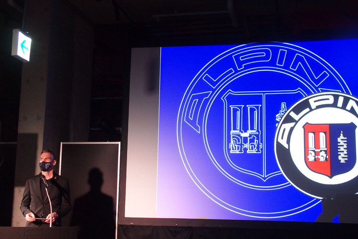 「BMWアルピナB4グランクーペ」が発表された「アルピナプレスナイト」の様子。