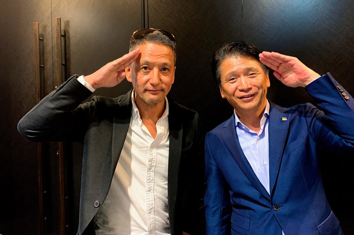 小沢コージ（左）と、自動車工業会モーターショー特別委員会の長田 准委員長（右）。