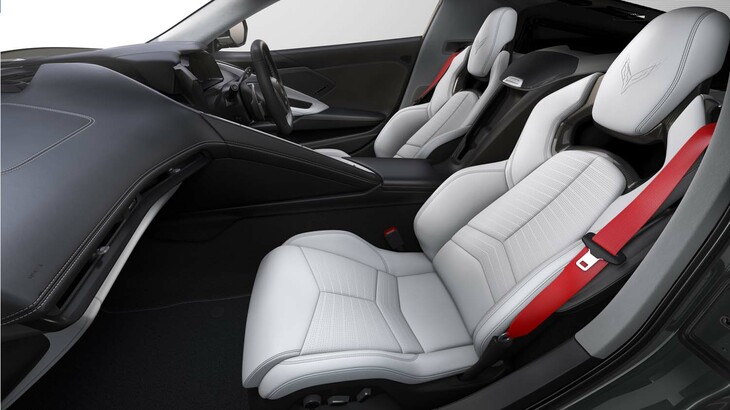 こちらは「カーボンフラッシュ メタリック」のモデルのインテリア。シートカラーは「スカイクールグレー」で、レッドのシートベルトが装着される。