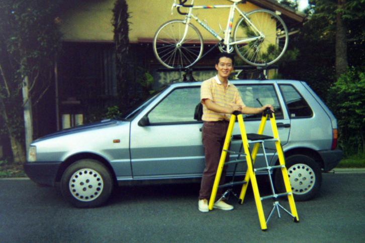 1990年代初頭、東京で自分の「フィアット・ウーノ」にルーフラックを取り付けて得意満面の筆者。