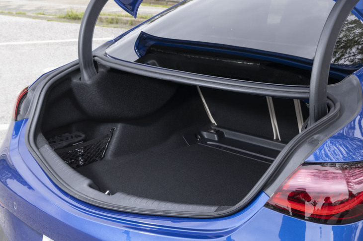 トランクの容量は420リッター。リアシートの背もたれには40：20：40の分割可倒機構が採用されており、積載物に合わせて自由にアレンジできる。