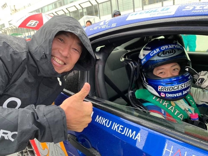 予選と同じ日に、ヒート1のレースもありました。グリッドには監督や先輩方、メカニックさんのほかに新井敏弘選手（写真左）も来てくださいました！ 私はウエット路面でのスタートが初めてで、自分でも珍しいと思うほどにとても緊張していたので、皆さんが声をかけてくれてとてもうれしかったです。おかげで緊張もほぐれ、落ち着いてスタートすることができました。